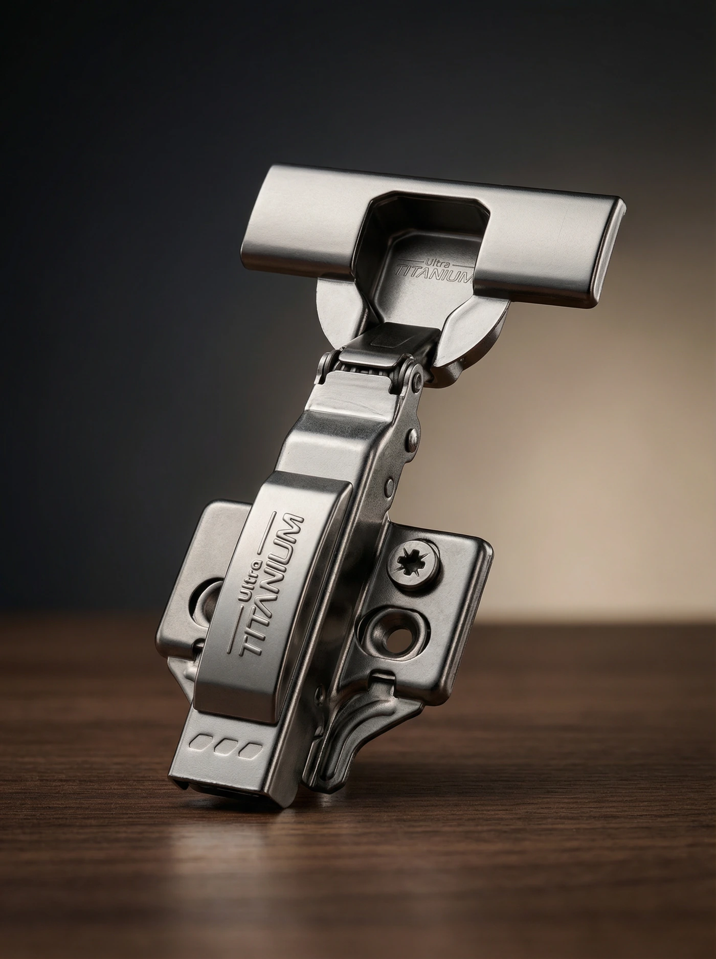 Dobradiça Ultra Titanium com gravação da linha e acabamento metálico
